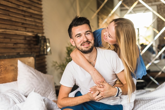 Gratis foto vrouw die haar vriend bekijkt