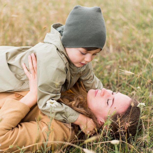 Vrouw die haar zoon dicht houdt