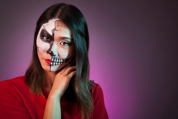 Vrouw die halloween masker draagt