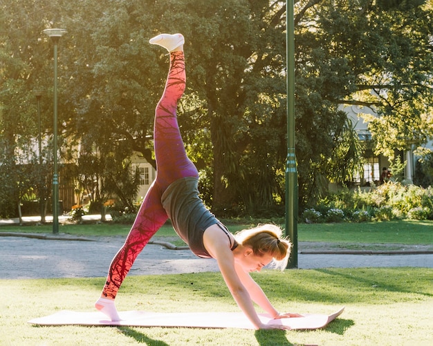 Vrouw die handstand probeert uit te voeren