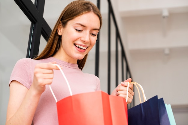 Vrouw die het document zakkenclose-up onderzoekt