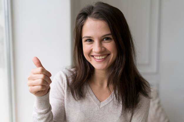 Vrouw die het ok-teken toont