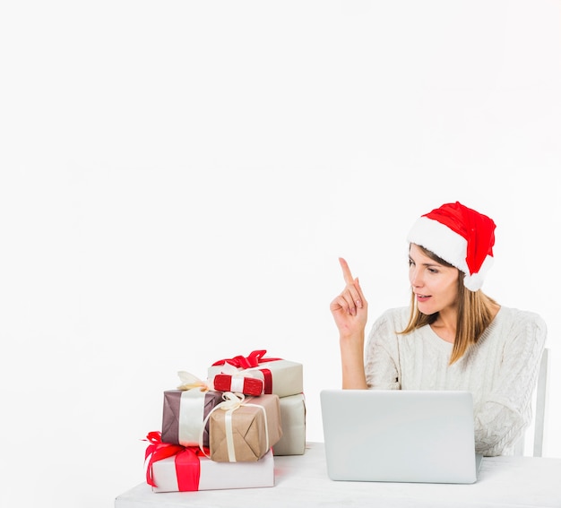 Vrouw die het richten van vinger toont bij lijst