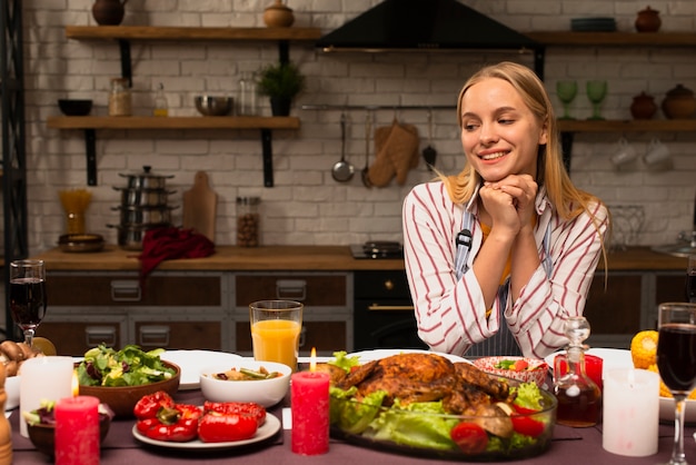 Vrouw die het voedsel in de keuken bekijkt