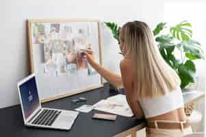 Gratis foto vrouw die het zijaanzicht van het visiebord maakt