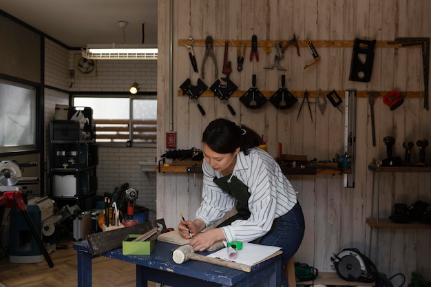 Gratis foto vrouw die houten middelgroot schot meet