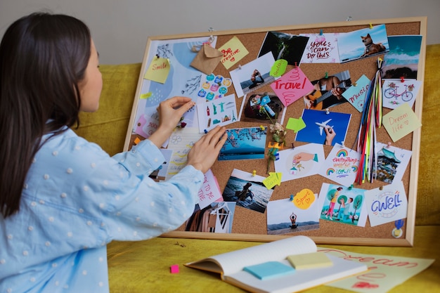 Gratis foto vrouw die hun eigen visiebord maakt