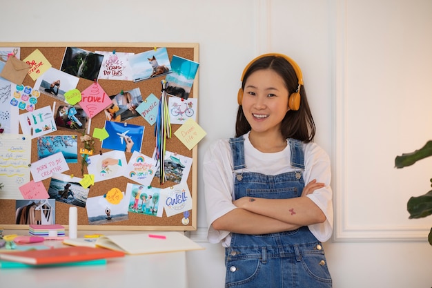 Vrouw die hun eigen visiebord maakt