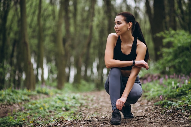 Vrouw die in bos loopt