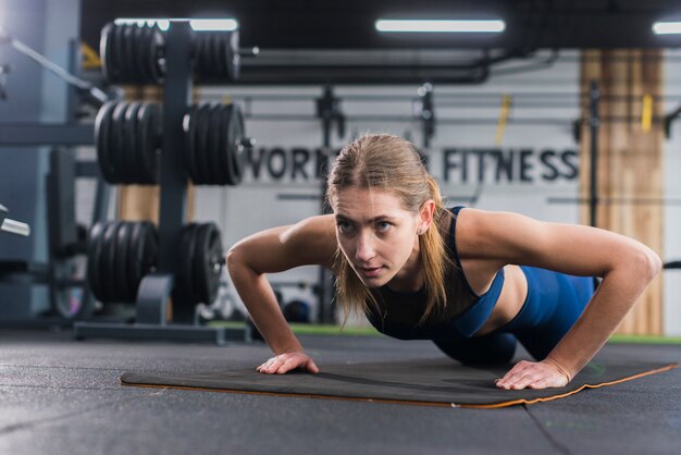 Vrouw die in de gymnastiek uitwerkt