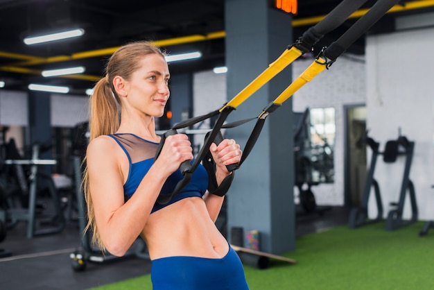 Gratis foto vrouw die in de gymnastiek uitwerkt