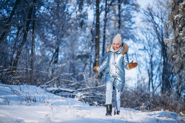 Vrouw die in de winterpark loopt