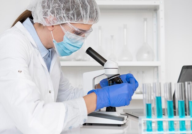 Vrouw die in het laboratorium werkt