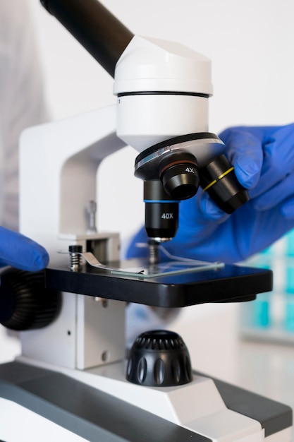 Vrouw die in het laboratorium werkt