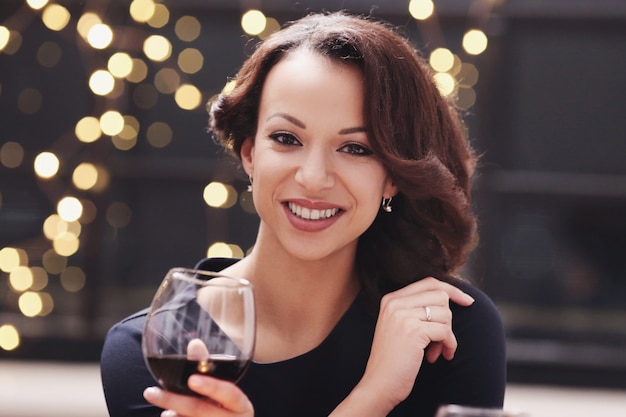 Vrouw die in restaurant een wijnglas houdt
