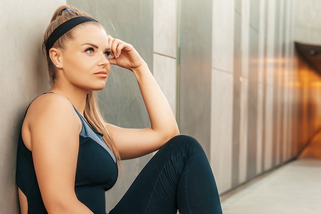 Vrouw die in sportkleding rust