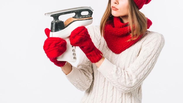 Vrouw die in sweater vleet bekijkt