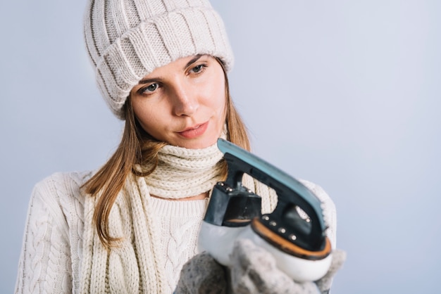 Vrouw die in sweater vleet bekijkt