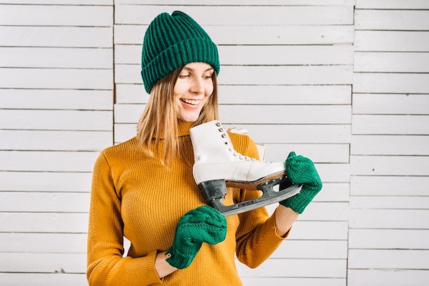 Gratis foto vrouw die in sweater vleten bekijkt