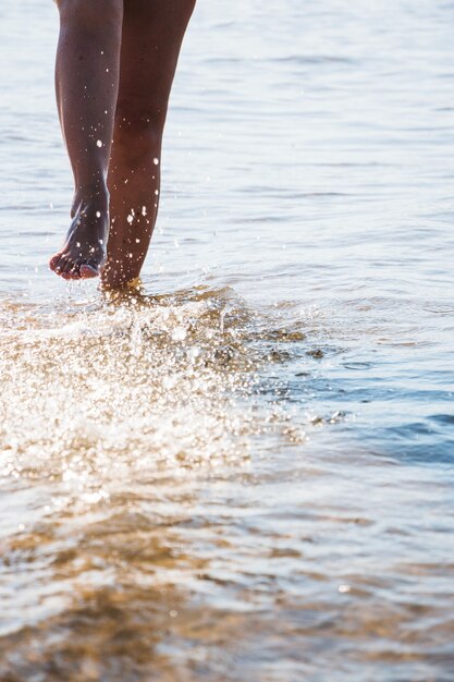 Vrouw die in water loopt