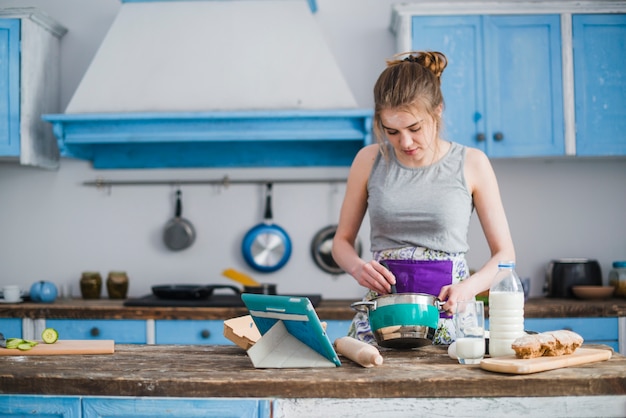 Vrouw die ingrediënten voor deeg mengt