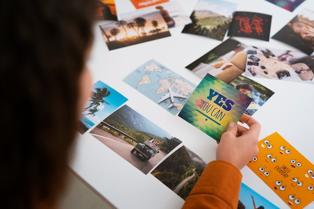 Gratis foto vrouw die inspirerende vision board hoge hoek creëert