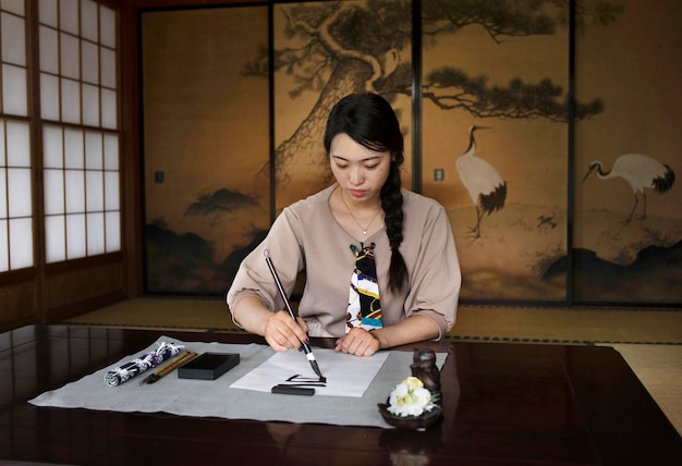 Vrouw die Japans handschrift beoefent