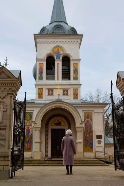 Vrouw die kerk bezoekt voor religieuze bedevaart