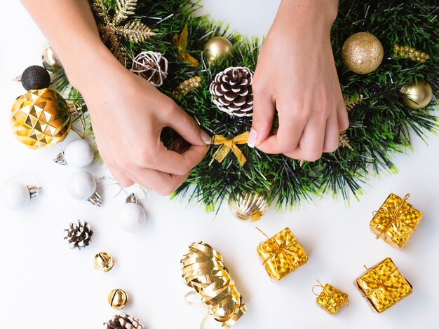 Vrouw die Kerstmisdecoratie maakt