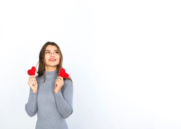 Vrouw die kleine harten in handen houdt