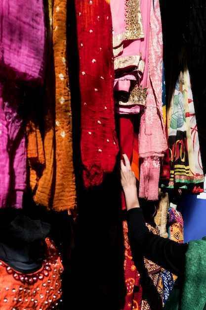 Vrouw die kleurrijke Sari in de markt kiest