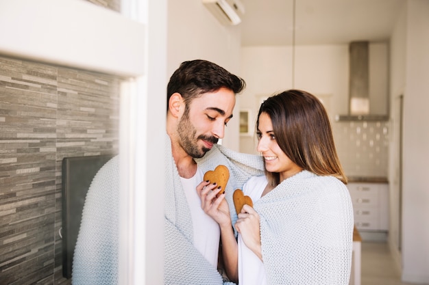 Gratis foto vrouw die koekjes aanbiedt aan de mens