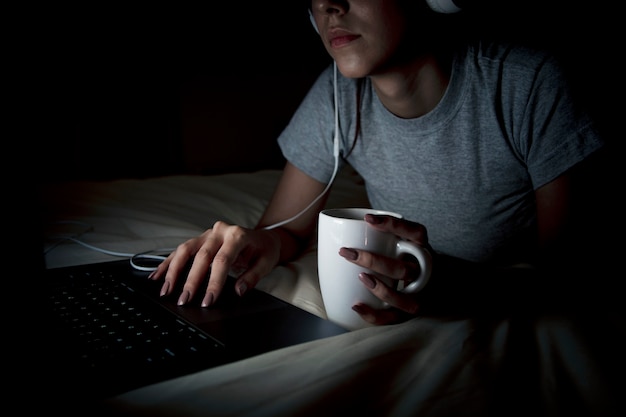 Vrouw die laat op laptop werkt