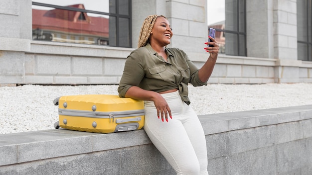 Gratis foto vrouw die lacht tijdens een videogesprek