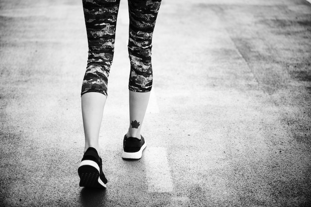 Vrouw die langs de weg joggen