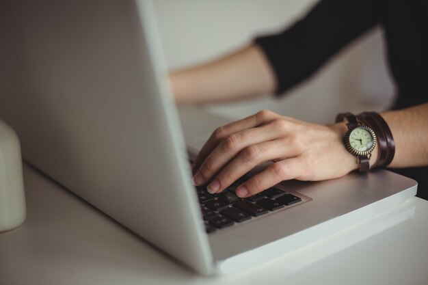 Vrouw die laptop met behulp van