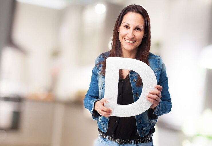 Gratis Foto vrouw die letter &quot;d&quot;