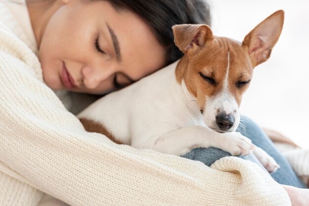 Vrouw die leuke maar slaperige hond houdt