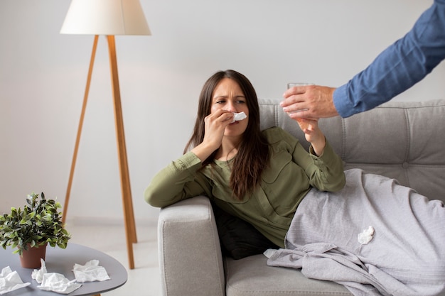 Gratis foto vrouw die lijdt aan allergie vooraanzicht