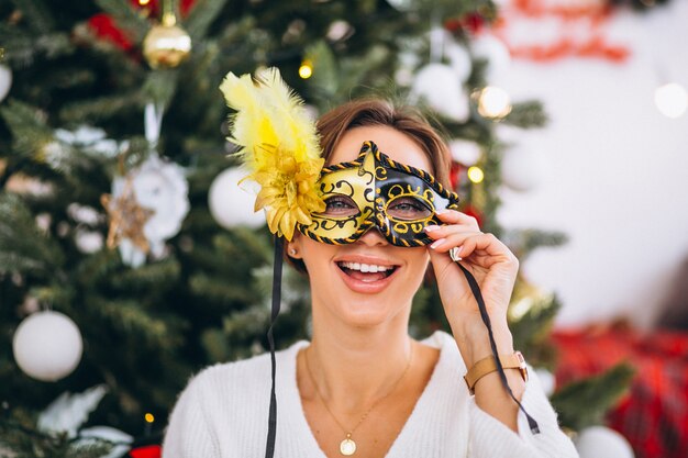 Vrouw die masker op Kerstmis draagt