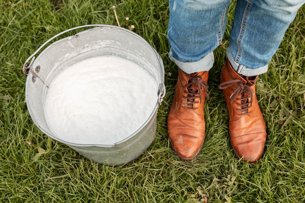 Gratis foto vrouw die melk van koe verzamelt