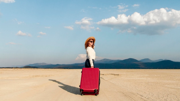 Vrouw die met bagage reist