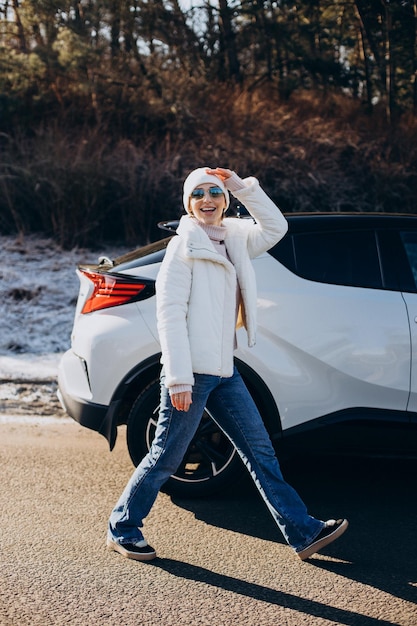 Gratis foto vrouw die met de auto reist, komt langs op de weg