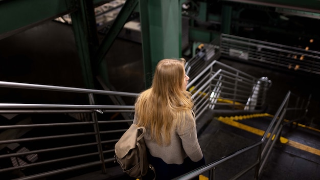 Vrouw die met de stadsmetro reist