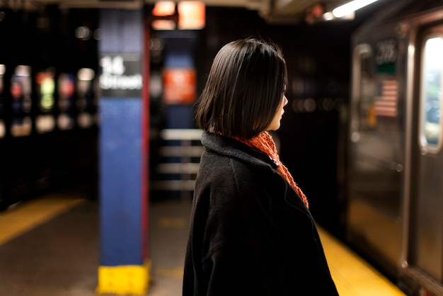 Vrouw die met de stadsmetro reist