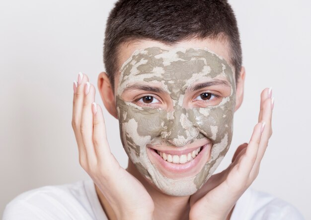 Vrouw die met gezichtsmasker het cameraclose-up bekijkt