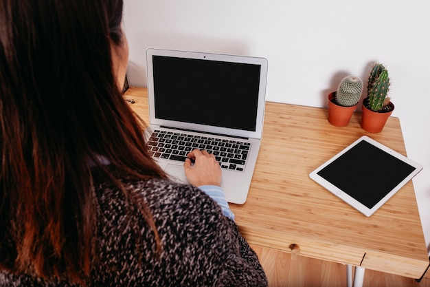 Gratis foto vrouw die met laptop bestudeert