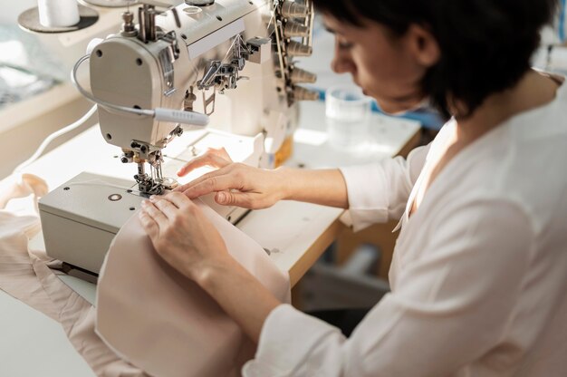 Vrouw die met naaimachine werkt