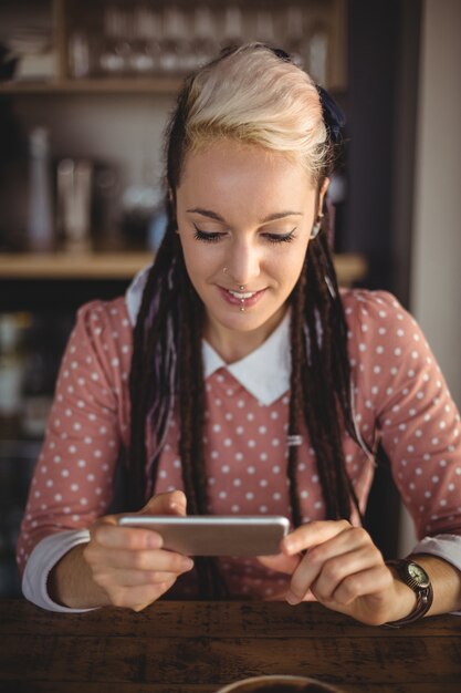 Vrouw die mobiele telefoon met behulp van