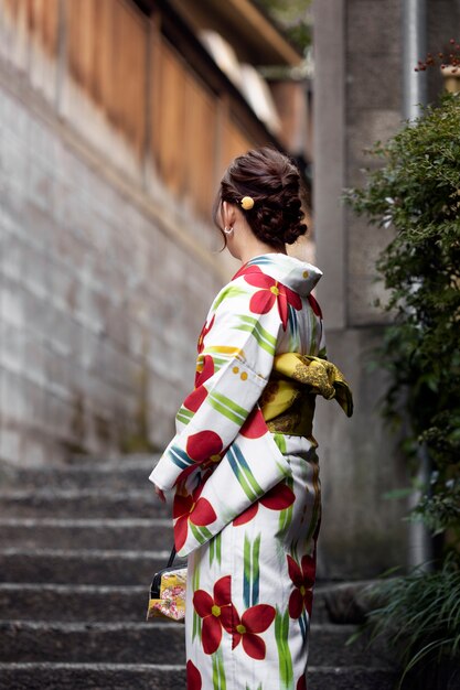 Vrouw die mooie Japanse kimono's en obi . draagt